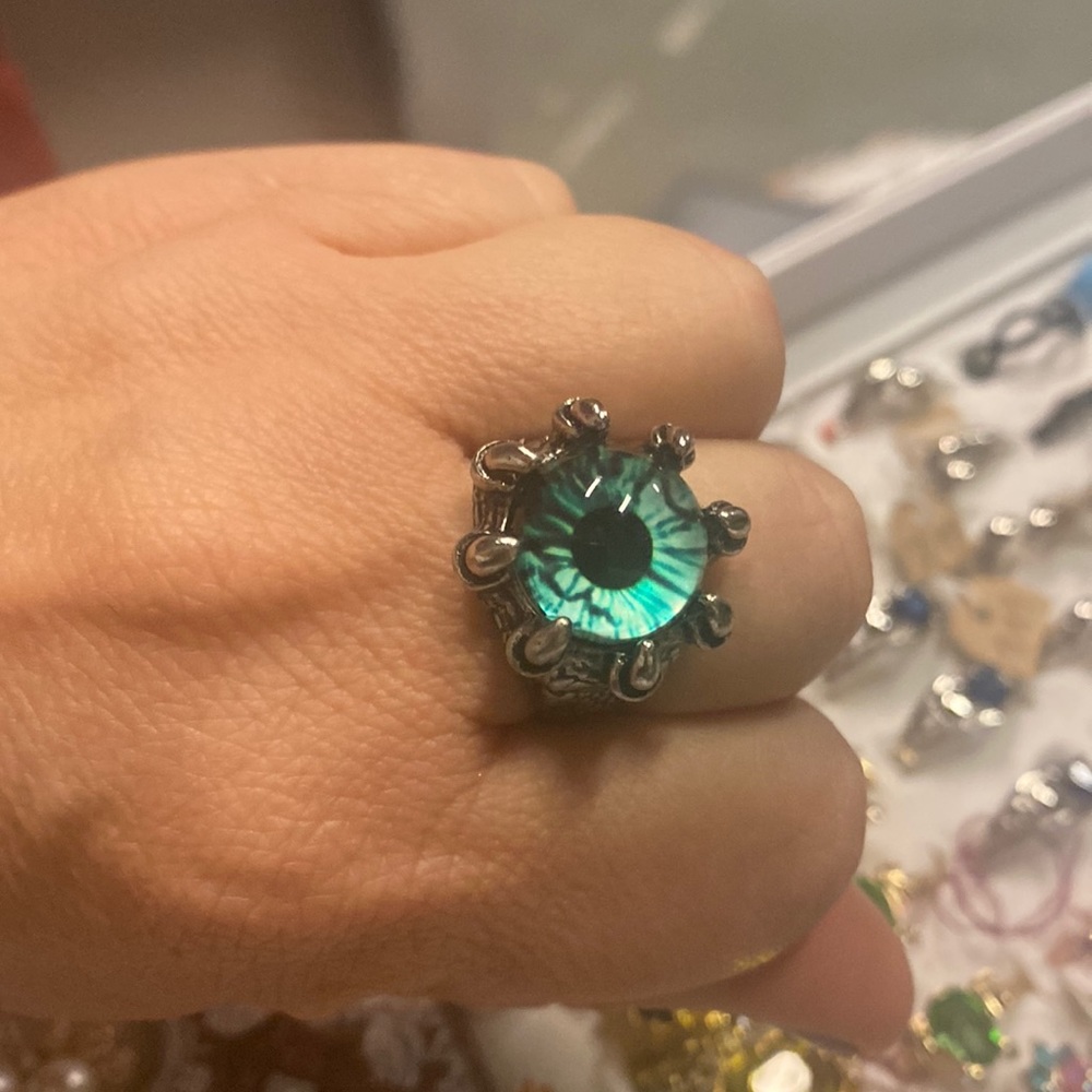 Adustable eye ring